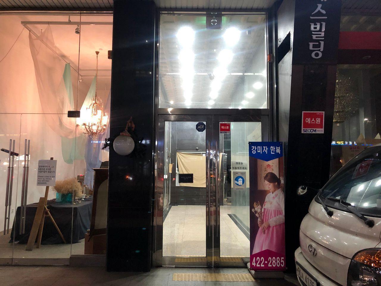 ソウリズムカフェが入っているビルの入り口の夜景写真